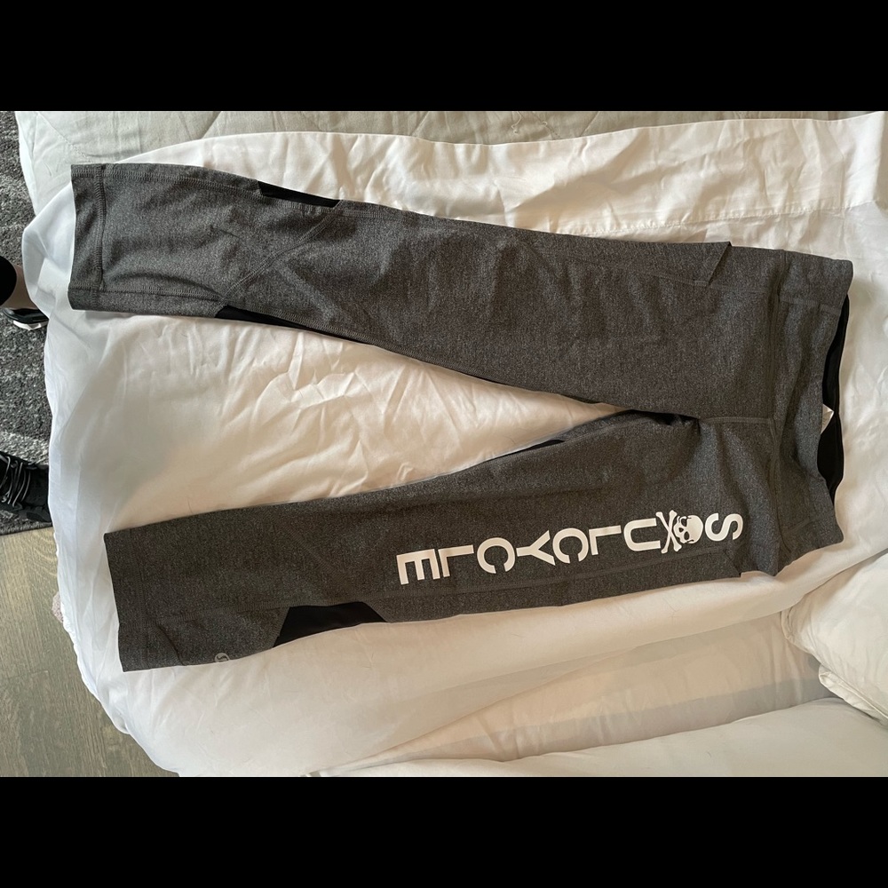 Lululemon x SoulCycle leggings (crop 3/4) - gray and black - size 4